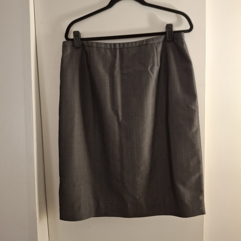 Jones New York Elegant Gray Pinstriped Women's Skirt